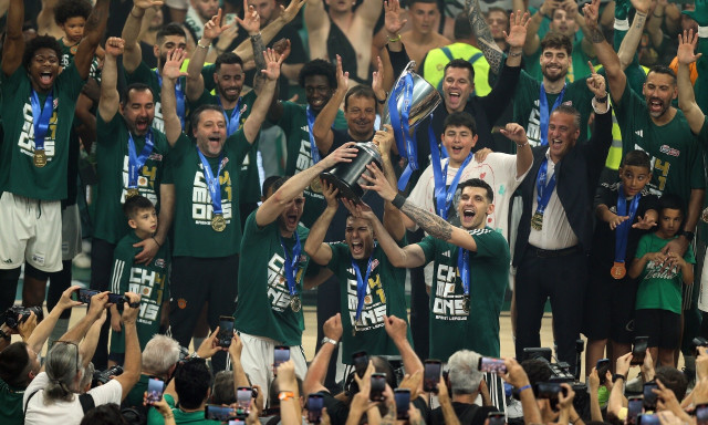 Παναθηναϊκός – Ολυμπιακός: Η απονομή του τροπαίου | Τίμησε τη μνήμη του Δερμάνη ο Λεσόρ (videos)