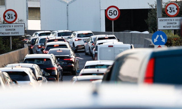 Κίνηση στους δρόμους: Χάος στην Αττική οδό, πολύ μεγάλες καθυστερήσεις