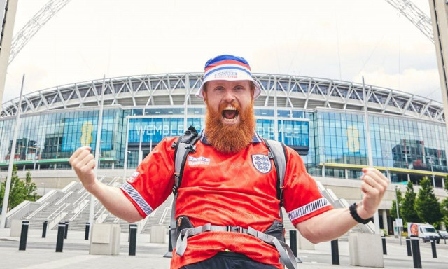 Euro 2024: Οπαδός της Αγγλίας πάει με τα πόδια από το Γουέμπλεϊ στη Γερμανία!