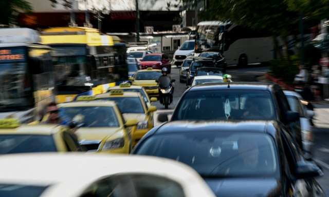 Κίνηση τώρα: Απροσπέλαστος ο Κηφισός - Τεράστιο... πάρκινγκ η άνοδος