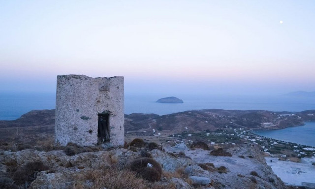 Σέριφος: Το διαμάντι των Κυκλάδων που απέχει μόλις δυο ώρες από τον Πειραιά