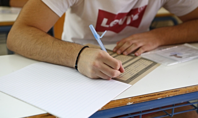 Βάσεις 2024: Πτώση σε τρία πεδία – Δεκάδες χιλιάδες γραπτά κάτω από τη βάση