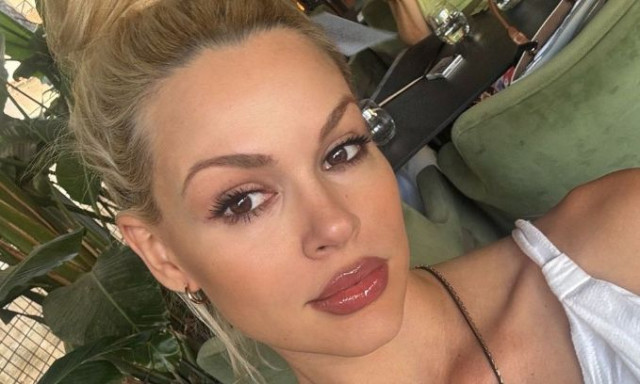 Σαν να μην γέννησε ποτέ: Η Βίκυ Κάβουρα ποζάρει στο γυμναστήριο δύο εβδομάδες μετά τον τοκετό