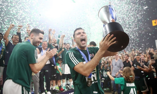 Παναθηναϊκός AKTOR: Ο Σλούκας τραγουδά εκστασιασμένος τον ύμνο και θέλει το 8ο αστέρι (vids)