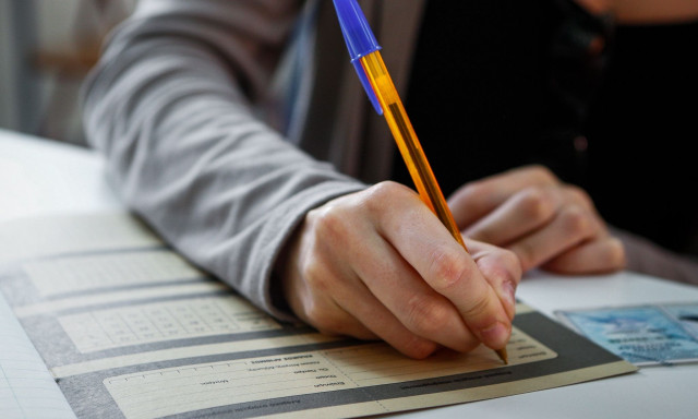 Πανελλήνιες 2024: Κατακόρυφη πτώση στις βάσεις εισαγωγής - Οι σχολές που πέφτουν πάνω από 400 μόρια