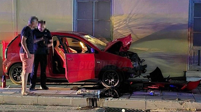 Σύρος: Μετωπική σύγκρουση αυτοκινήτου με μηχανή - Ένας νεκρός κι ένας σοβαρά τραυματίας