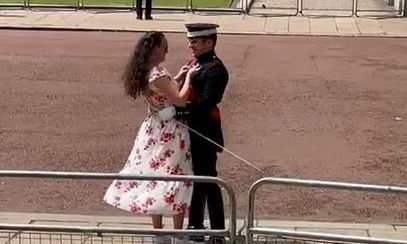 Trooping The Colour: Ο «αιφνιδιασμός του στρατιώτη» - Πρόταση γάμου έξω από το Μάκιγχαμ
