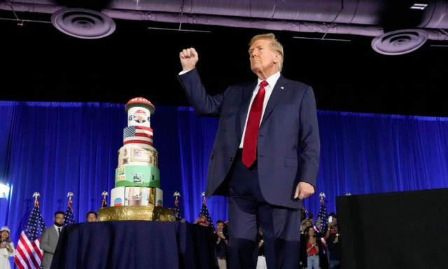 Tραμπ: Γιόρτασε τα 78α γενέθλιά του με το βλέμμα στον Λευκό Οίκο - To πάρτι και η τούρτα έκπληξη