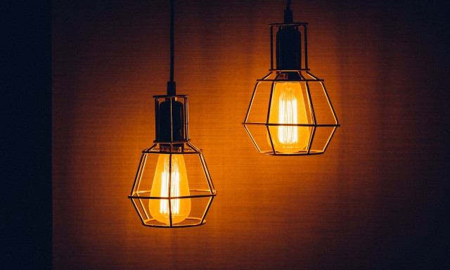 Γιατί οι Έλληνες καταναλωτές πληρώνουν ακριβά το ρεύμα;