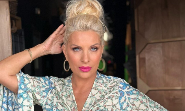 Στιγμές χαλάρωσης για την Ελένη Μενεγάκη: Η ανάρτηση από την βόλτα της πάνω στα κύματα