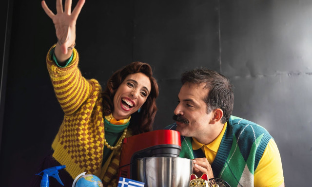 «Μίξερ»: Η sold out παράσταση της χρονιάς βγαίνει σε περιοδεία