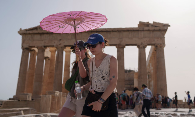 Η Αθήνα πλημμυρίζει με τουρίστες – Η καλύτερη σεζόν στα χρονικά