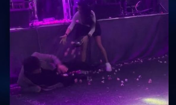 Βασίλης Τερλέγκας: Βίντεο από τη στιγμή που πέφτει από τη σκήνη