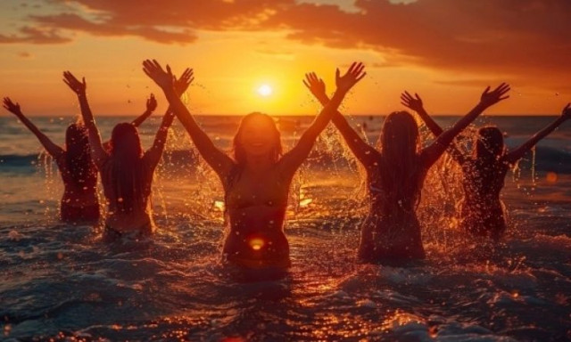 Πόσες ώρες μετά το φαγητό επιτρέπεται το μπάνιο στη θάλασσα; Κάτι δεν μας έλεγαν σωστά τόσα χρόνια