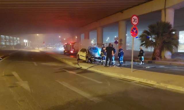 Λεωφόρος Ποσειδώνος: Φωτιά και εκρήξεις σε αυτοκίνητο
