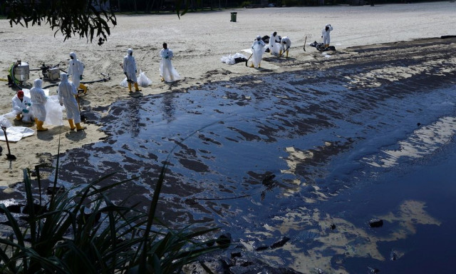 Σιγκαπούρη: Δίνει μάχη για να καθαρίσει μεγάλη πετρελαιοκηλίδα - Φόβος για οικολογική καταστροφή