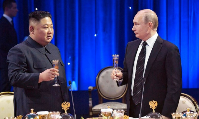 Πούτιν: Χλευάζει τη Δύση ενώ φτιάχνει «βαλίτσες» για τη Βόρεια Κορέα - Το γεμάτο συμβολισμούς ταξίδι