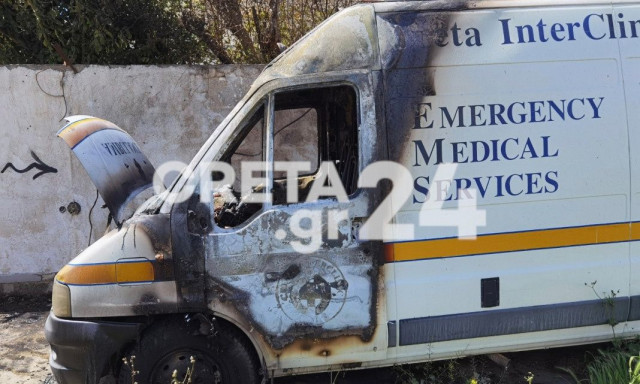 Ηράκλειο: Η στιγμή που οι ανήλικοι βάζουν φωτιά στο ασθενοφόρο