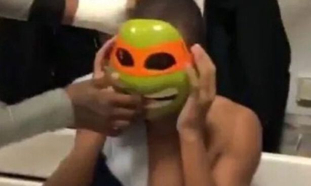 Εμπαπέ: Δεν έχασε το χιούμορ του μετά τον τραυματισμό στη μύτη - Φόρεσε μάσκα… χελονονιντζάκι