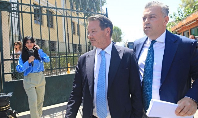 Απόστολος Λύτρας: Καρέ - καρέ η στιγμή της σύλληψης του ποινικολόγου –  Οδηγήθηκε στο ΑΤ Ομονοίας