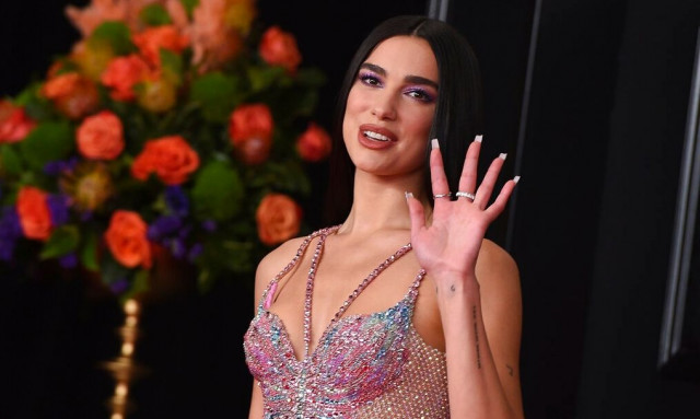 Dua Lipa: Ο viral χορός με μπουκάλι στο κεφάλι για τα 30ά γενέθλιά της και το πάρτι στην Ίμπιζα