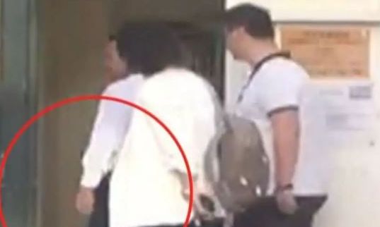 Απόστολος Λύτρας: Προσποιήθηκε ότι φορούσε χειροπέδες - Το βίντεο ντοκουμέντο