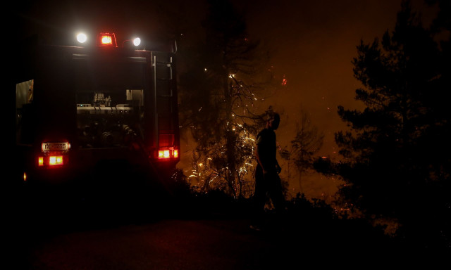Φωτιά στη Μήλο: Διάσπαρτες εστίες αντιμετωπίζουν οι δυνάμεις της Πυροσβεστικής