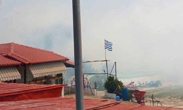 Λάρισα: Σε ύφεση η φωτιά στον Αετόλοφο Αγιάς – Αποπνικτική ωστόσο η ατμόσφαιρα στην περιοχή