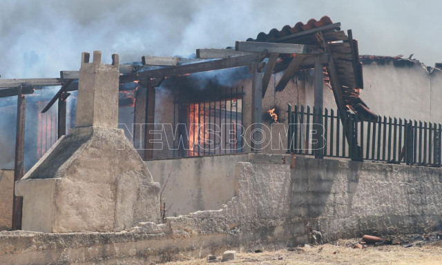Φωτιά στη Βάρη Κορωπίου: Βίντεο ντοκουμέντα και εικόνες από καμένα σπίτια
