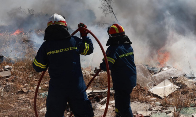Φωτιά στη Βάρης – Κορωπίου: Βελτιωμένη εικόνα, Καναντέρ επιχειρούν συνεχώς ρίψεις