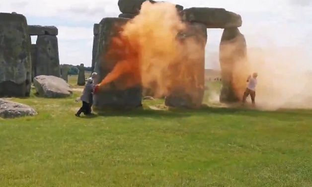 Stonehenge: Ακτιβιστές ψέκασαν με πορτοκαλί «πούδρα» το μεγαλιθικό μνημείο  της Αγγλίας
