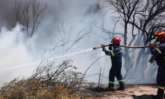 Συναγερμός στην Πυροσβεστική: Μεγάλη φωτιά στη λεωφόρο Βάρης - Κορωπίου