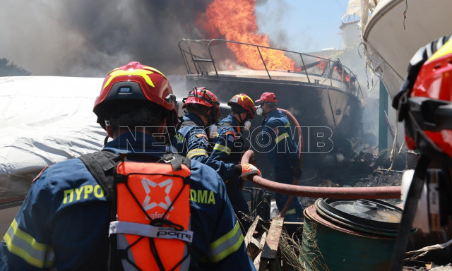 Φωτιά στη Βάρης-Κορωπίου: Ισχυρή βοήθεια από την Περιφέρεια Αττικής - Στη «μάχη» υδροφόρα οχήματα