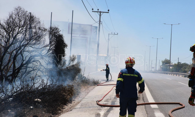 Φωτιά στη Βάρης - Κορωπίου: Εκκενώνεται ο Ιππικός Όμιλος Βάρης