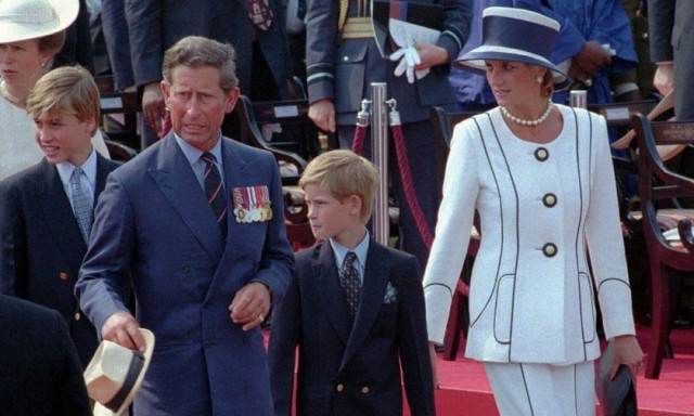 Πρίγκιπας Χάρι: Πώς τον ενημέρωσε ο Κάρολος για τον θάνατο της Νταΐάνα - «Με τρύπησε σαν βέλος»