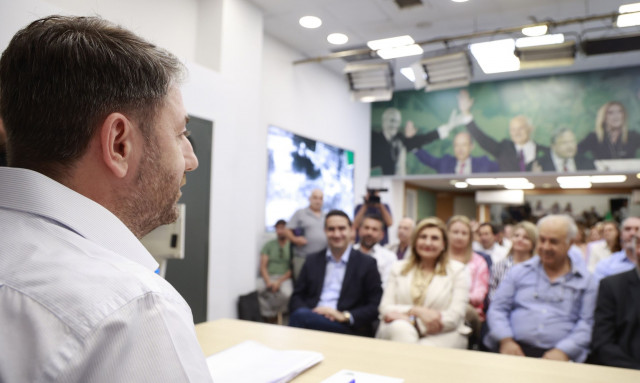 ΠΑΣΟΚ: Δεν το κουνάει ο Ανδρουλάκης παρά το... πυρ ομαδόν από τα στελέχη του