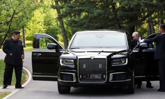 Πούτιν- Κιμ Γιονγκ Ουν: Στρατηγικές συμφωνίες αλλά και δώρα - Λιμουζίνα, σερβίτσιο και ξιφίδιο