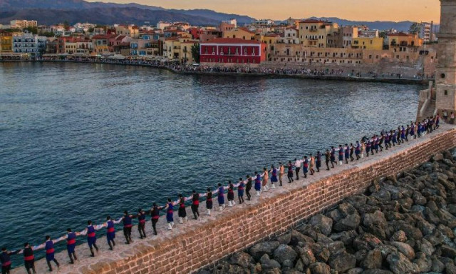 Χανιά: Εντυπωσιακές εικόνες από την έναρξη της φετινής «Παραδοσιακής Στράτας»