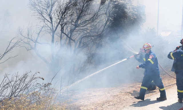Φωτιά Βάρης - Κορωπίου: Σηκώθηκε Σινούκ από τα Μέγαρα για να ενισχύσει τις πυροσβεστικές δυνάμεις
