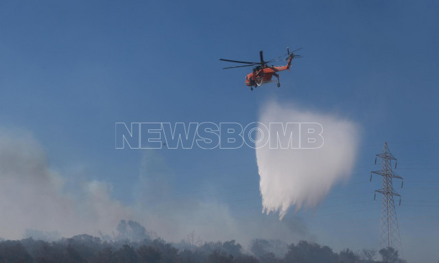 Φωτιά Βάρης - Κορωπίου: Εντυπωσιακός ανεφοδιασμός αεροσκάφους από τη θάλασσα