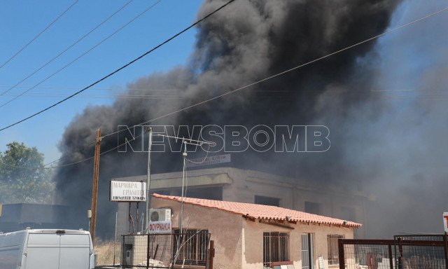 Φωτιά στη λεωφόρο Βάρης-Κορωπίου: Νέο μήνυμα από το 112 - Εκκενώνουν το Κίτσι