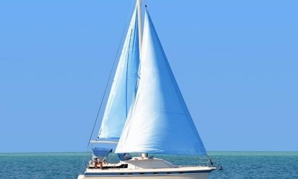 Αίγινα: Ιστιοφόρο χωρίς επιβάτες προσάραξε στη Σουβάλα