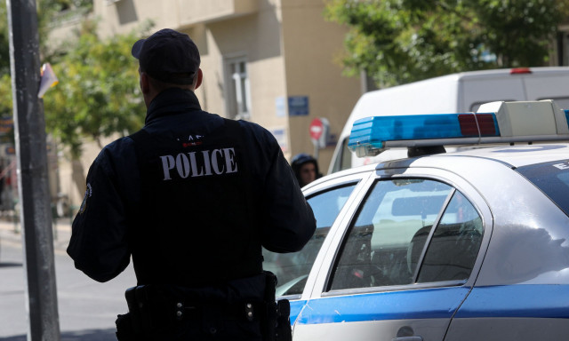 Γρεβενά: Άνδρας απειλεί να πέσει από μπαλκόνι - Στο σημείο διαπραγματευτής