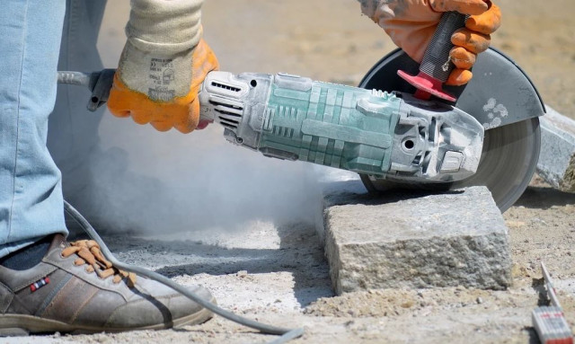 Αγώνας δρόμου της κυβέρνησης για τη «μαύρη εργασία»