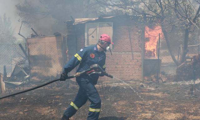 Φωτιά στη Βάρης Κορωπίου: Νέο μήνυμα του 112