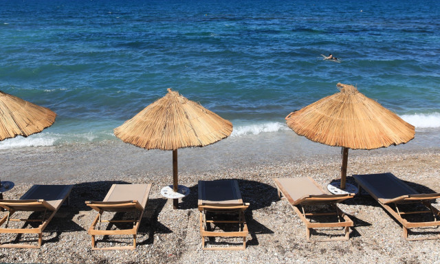 Η «μάχη» της ξαπλώστρας: Από 2.000 έως και 60.000 ευρώ τα πρόστιμα για τις παραλίες