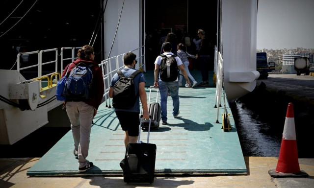 Ακρίβεια: Μια οικογένεια χρειάζεται έναν ολόκληρο μισθό για να ταξιδέψει σε νησί