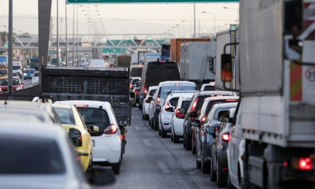 Κίνηση στους δρόμους: Απέραντο πάρκινγκ η Αθήνα – Ποιους δρόμους να αποφύγετε