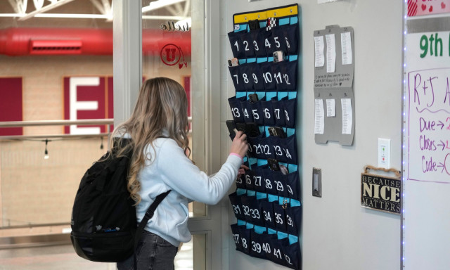 Κινητά τέλος για 429.000 μαθητές στο Λος  Άντζελες - Ψηφίστηκε απαγόρευση των smartphone στα σχολεία