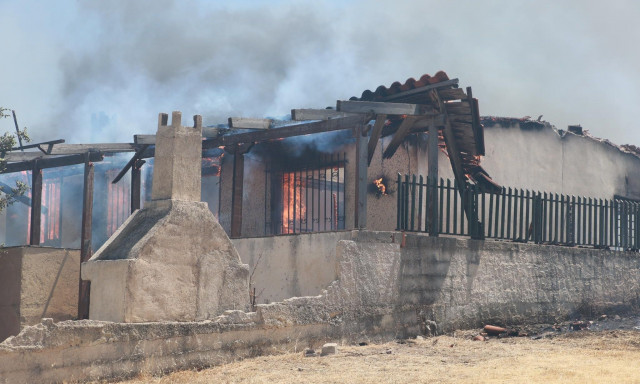 Φωτιά Βάρης Κορωπίου: «Πάνω από 1 χιλιόμετρο το μέτωπο» σύμφωνα με τον δήμαρχο Σαρωνικού
